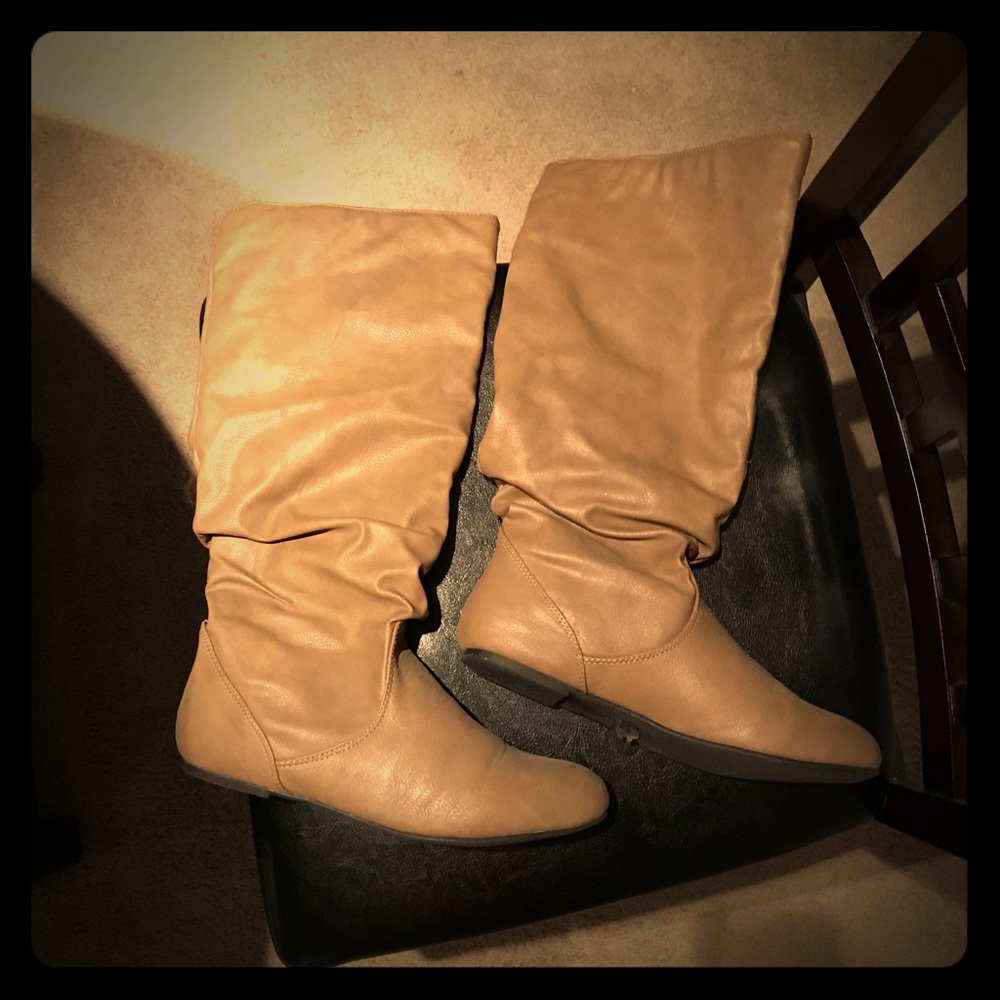 Beige/tan boots